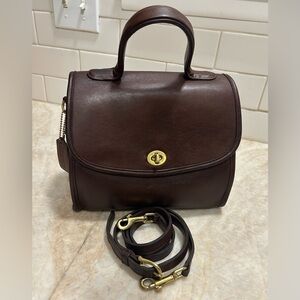 Vintage Coach Manor 9977 in Mahogany